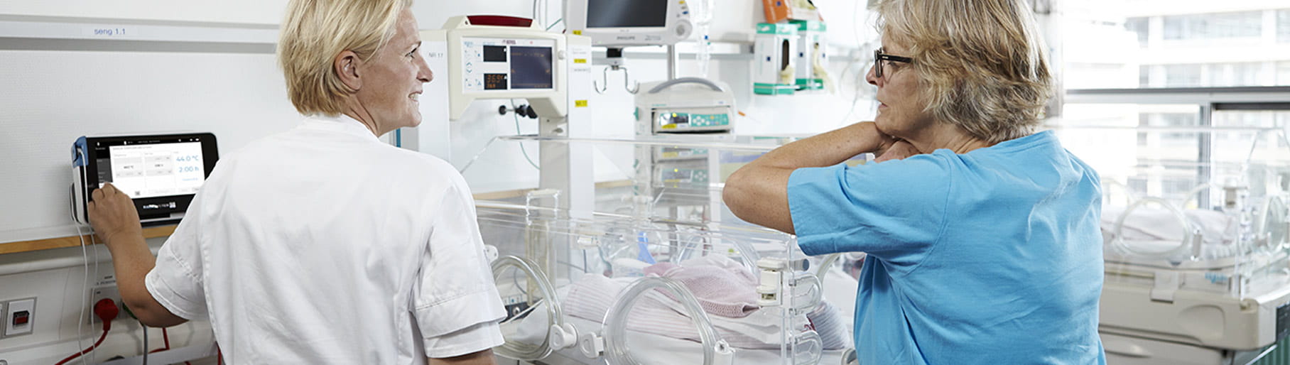 Image of two nurses using the TCM5 FLEX transcutaneous monitor